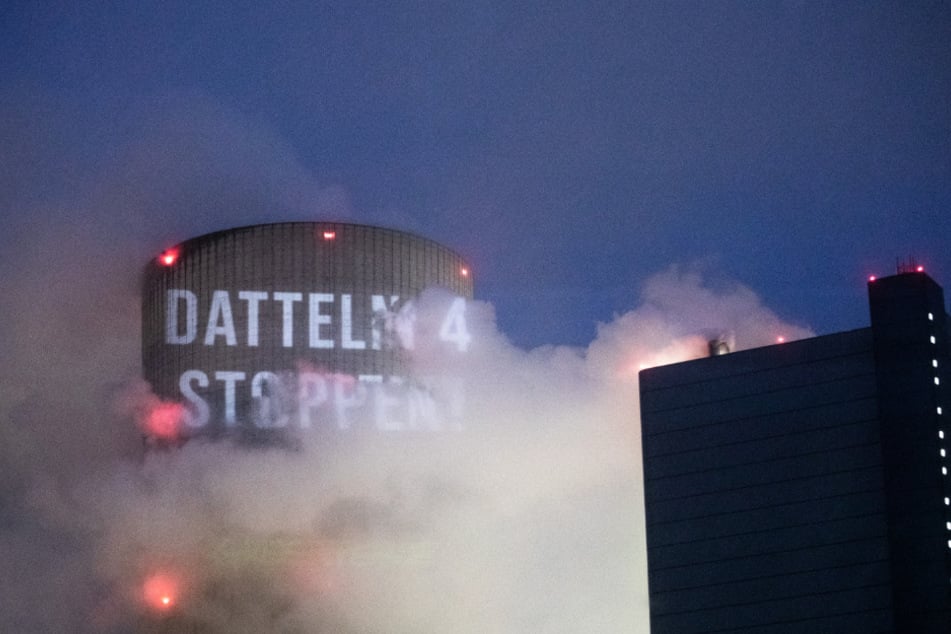 Aktivisten von Greenpeace projizieren den Schriftzug "Datteln 4 stoppen!" an das Steinkohlekraftwerk Datteln 4 von Uniper.