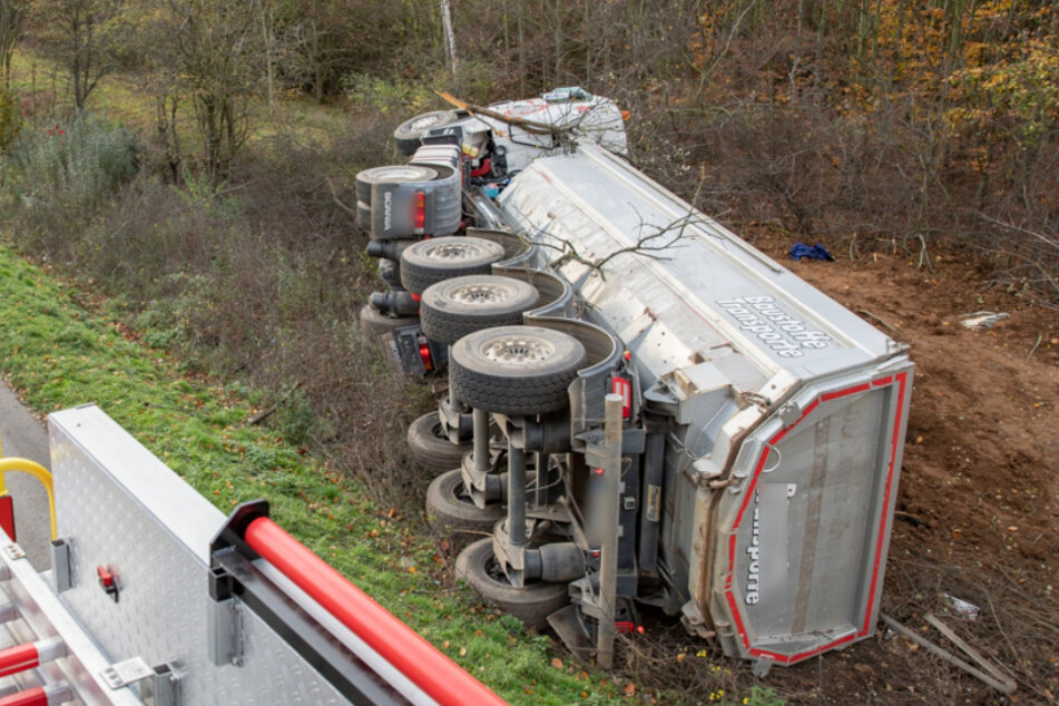 Bei Erftstadt ist ein Sattelzug umgestürzt. Bei dem Unfall wurde der Fahrer schwer verletzt.