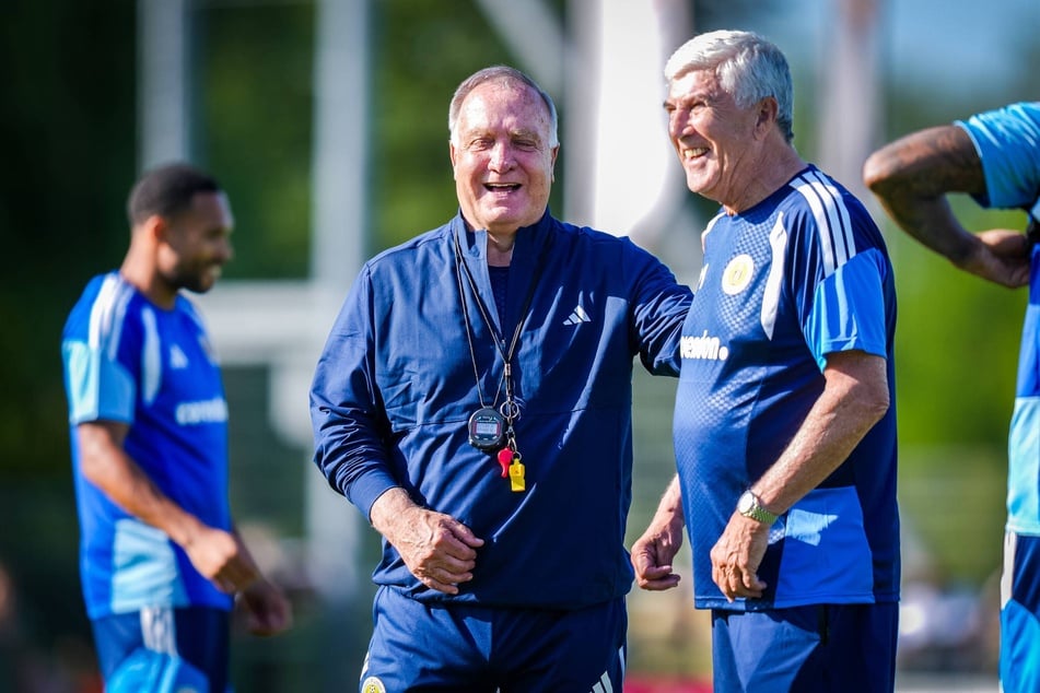 Mit Dick Advocaat (78, l.) betreut Cor Pot (r.) bei der WM den Deutschland-Gegner Curaçao. Mit wenigen Pausen arbeiten die beiden seit 2006 zusammen.