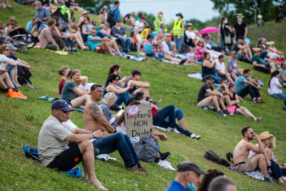 "Impfen? Nein Danke!", steht auf dem Schild eines Demonstranten, der an einer Demonstration der Initiative "Querdenken" am Donnerstag in Karlsruhe teilnimmt.