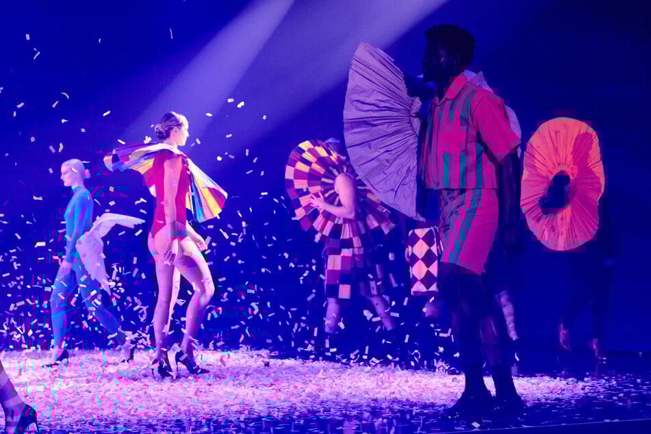 Zum Ende der Sendung mussten die Models noch einmal in Klamotten, die sie wohl privat selbst nie anziehen würden, herumlaufen.