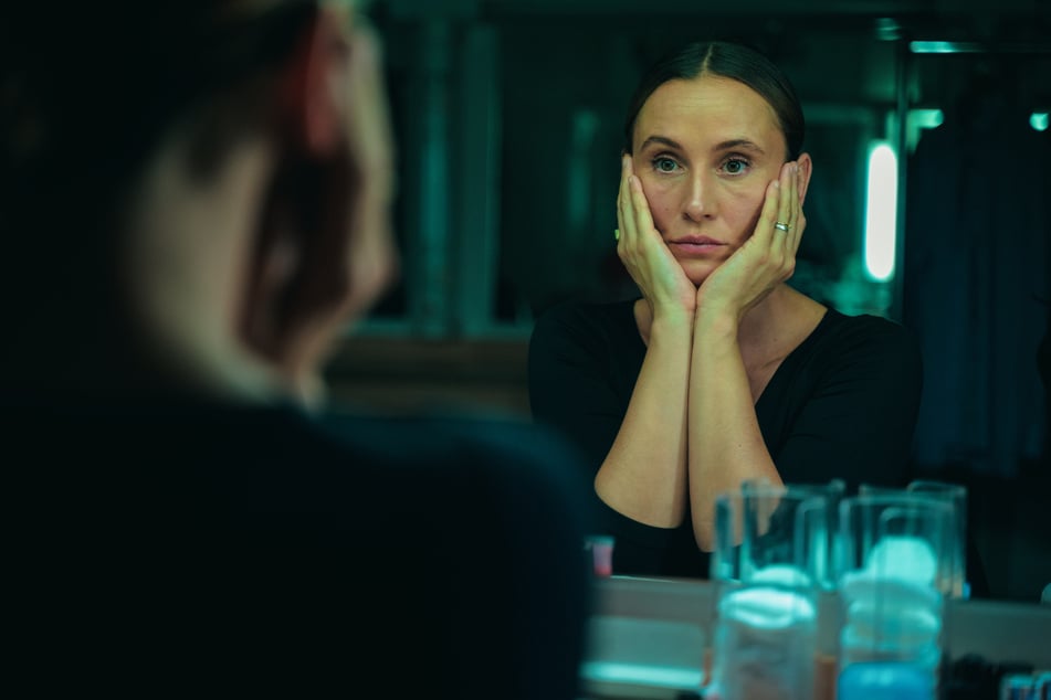 Im ZDF-Thriller "Eine bessere Welt" spielt Peri Baumeister eine Wissenschaftlerin, die einer massiven Hasswelle ausgesetzt ist.