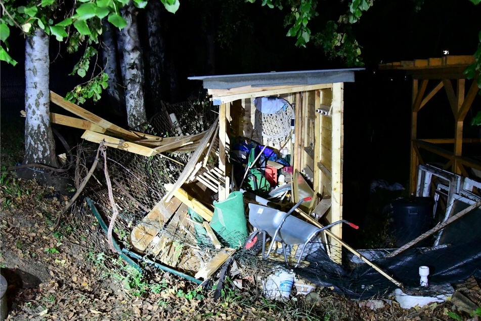 Der Holzschuppen wurde völlig zerlegt.