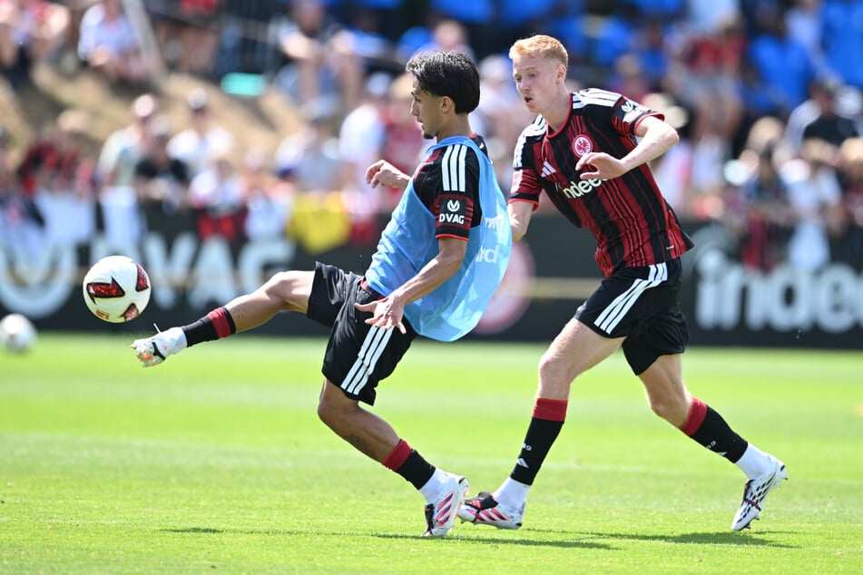 Beim Trainingsauftakt der Eintracht zeigte sich Hugo Larsson (22, r.) noch hoch motiviert. Bald könnte das Kapitel Frankfurt für den Youngster trotzdem enden.