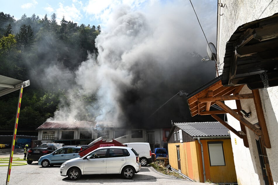 Kfz-Werkstatt steht in Vollbrand: Schaden geht in die Hunderttausende