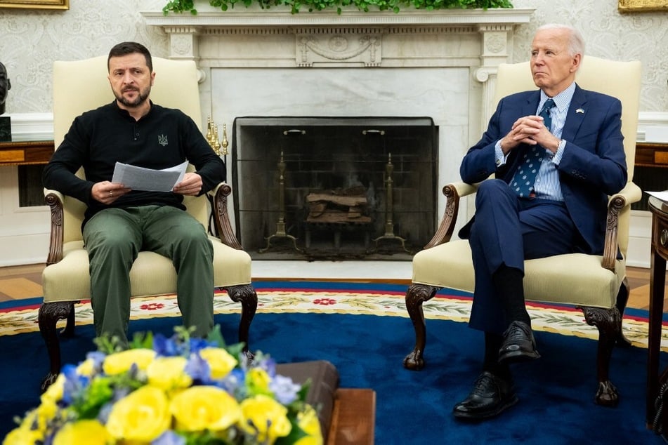 US President Joe Biden (r.) has authorized Kyiv to use American long-range missiles against Russia – a decision hailed by Ukrainian President Volodymyr Zelensky (l.).