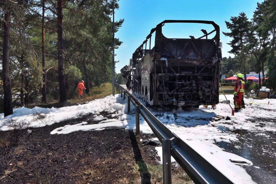 Der Bus brannte vollständig aus.