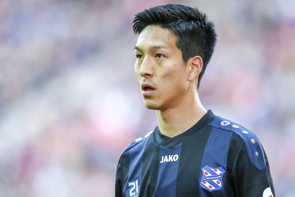 Der frühere japanische Nationalspieler Yuki Kobayashi (28), der in Europa für den SC Heerenveen in den Niederlanden und für Waasland-Beveren in Belgien spielte, machte die Bedrohung öffentlich. Was das für Folgen hat, ist noch nicht bekannt.