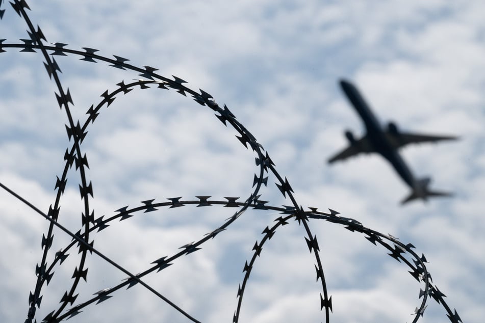 Viele Menschen reisen zunehmend freiwillig aus. (Symbolbild)