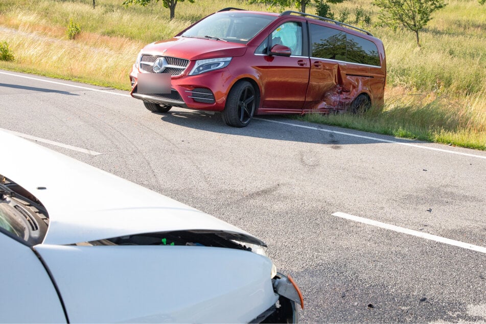 Auch der Mercedes erlitt durch den Unfall an der Seite einen erheblichen Blechschaden.