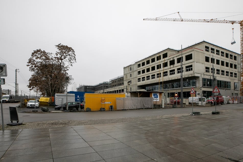 Am Simmel-Neubau wird bereits gebaut. Daneben entsteht ab Mitte 2022 der neue Fernbus-Bahnhof.