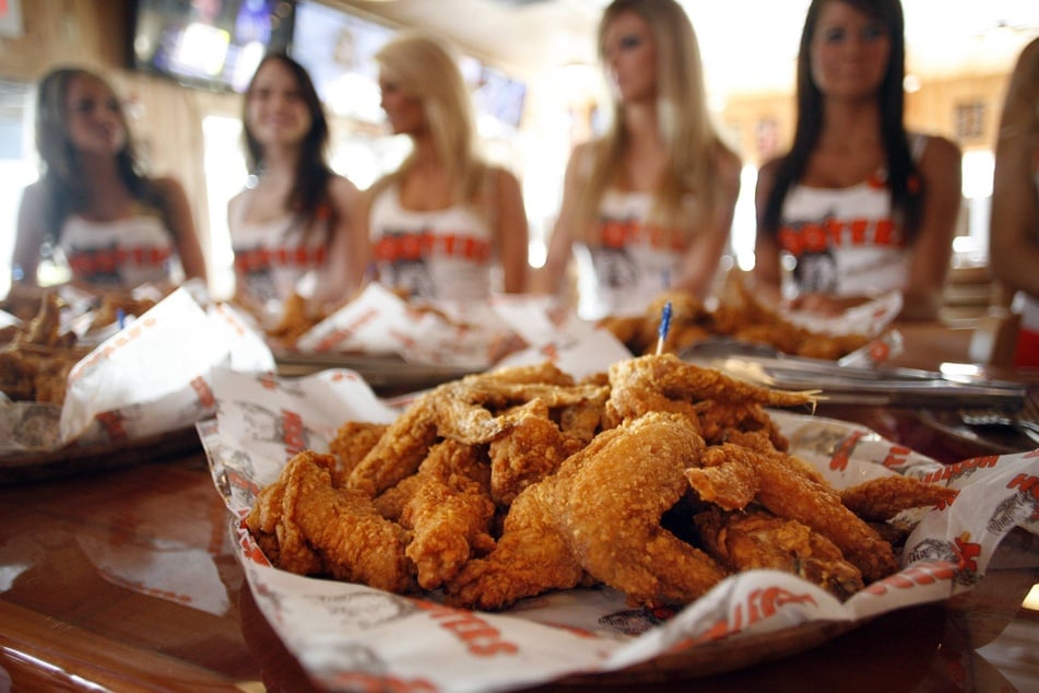 Brüste und Chicken-Wings: Was im "Hooters"-Kosmos jetzt geplant ist, kommt überraschend