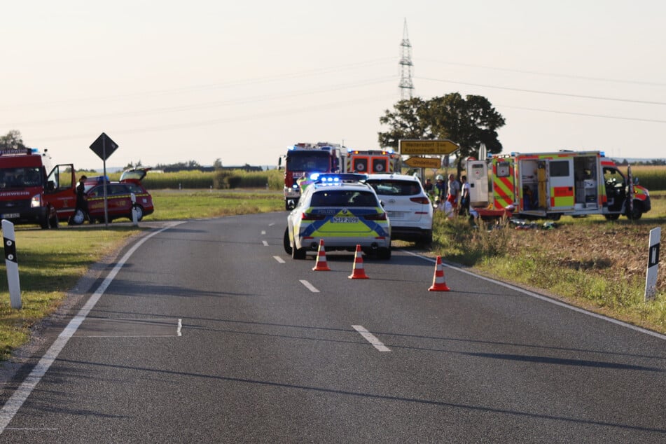 Polizei und Rettungskräfte hatten am Unfallort alle Hände voll zu tun.