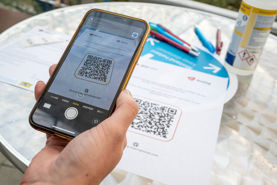 Bei Präsenz-Veranstaltungen müssen die Studierenden QR-Codes, die auf ihren Tischen angebracht sind, einscannen und sich eintragen (Symbolbild).