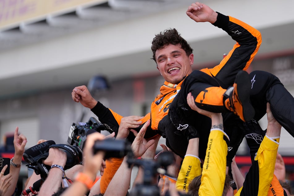 Nach dem ersten Sieg im 110. Rennen durfte sich McLaren-Pilot Lando Norris (24) auf Händen tragen lassen.