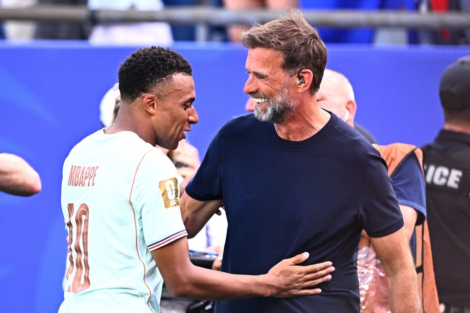 Jürgen Klopp (59, r.) ist derzeit noch bei der WM unterwegs. Anschließend soll er den Posten des Bundestrainers übernehmen.
