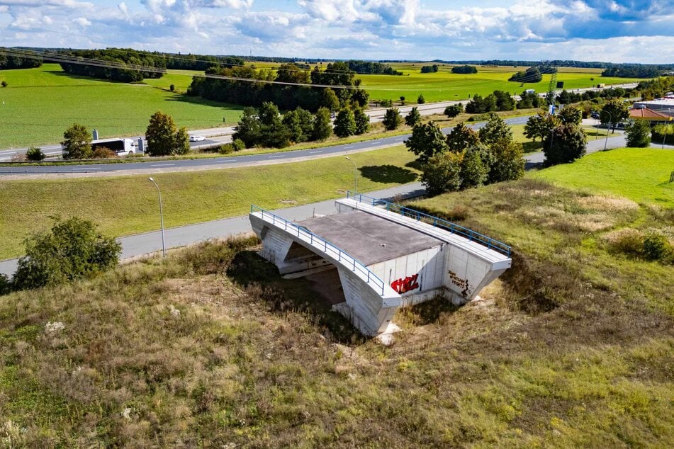 Eine Brücke im Nirgendwo steht in Radeburg.