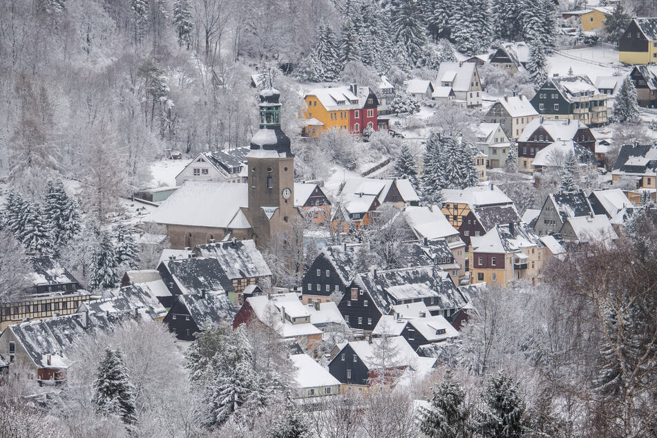 Im Erzgebirge, wie hier in Geising, könnte es am Wochenende Schnee geben.