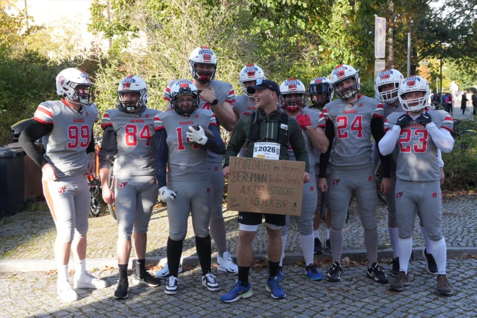 Der Magdeburg Marathon ist dafür bekannt, Schauplatz für kostümierte Besucher zu sein. Footballer, Cheerleader und flauschige Bären feuern die Läufer an.
