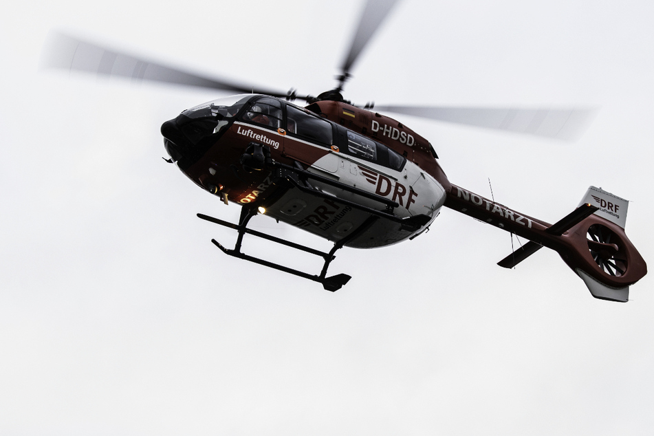 Der schwer verletzte Radfahrer wurde mit einem Rettungshubschrauber in eine Klinik geflogen. (Symbolbild)