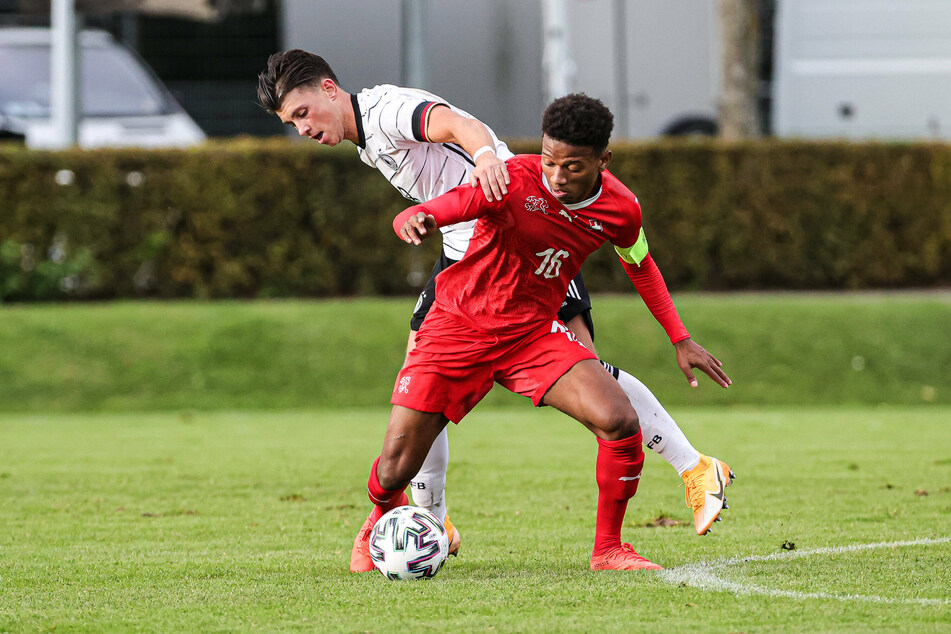 Lazar Samardzic, hier im Zweikampf mit dem Schweizer Stephane Cueni, erzielte das zwischenzeitlich 2:1 für die deutsche U20-Auswahl.