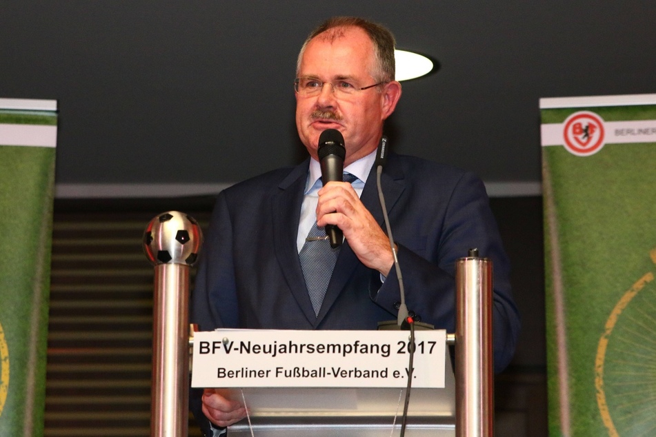 ... wie Bernd Schultz (63), Präsident des Berliner Fußball-Verbandes (BFV).