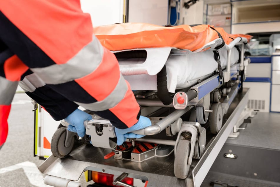 Der 28-Jährige musste schwer verletzt in ein Krankenhaus gebracht werden. (Symbolbild)