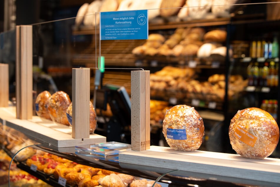 Das Bäckerhandwerk in Deutschland befürchtet zahlreiche Betriebsaufgaben infolge der Corona-Krise, obwohl Bäckereien weiter Brot, Kuchen und andere Produkte verkaufen dürfen.