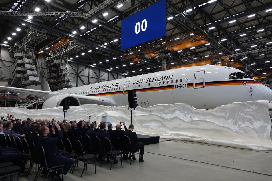Der Airbus A350 "Konrad Adenauer" wird in Hamburg enthüllt.