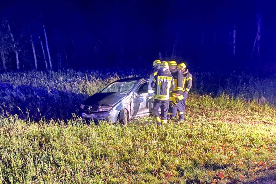 Kameraden der Feuerwehr inspizierten das Unfallauto.