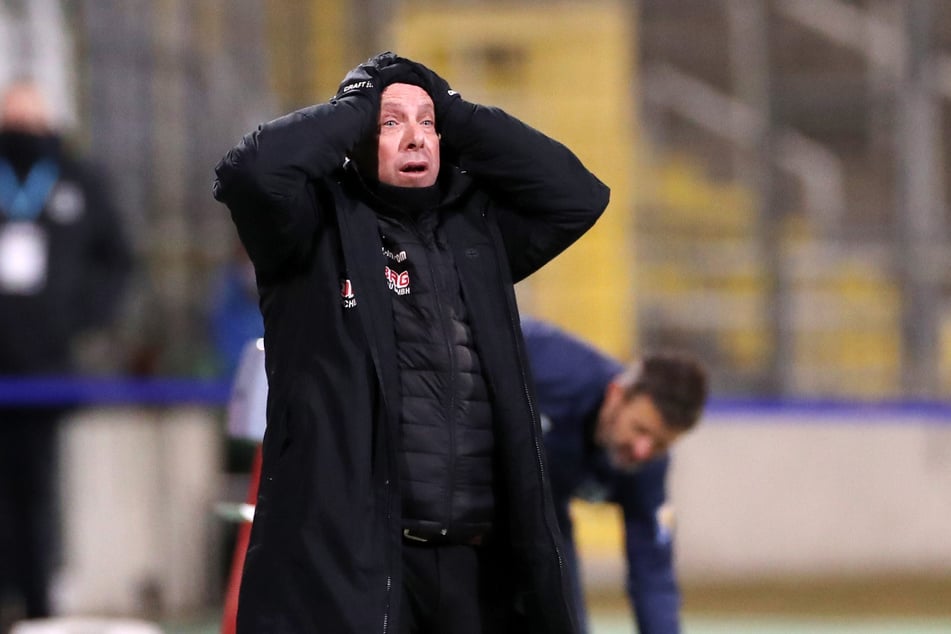 Entsetzt schlägt Dynamo-Coach Markus Kauczinski die Hände über dem Kopf zusammen.