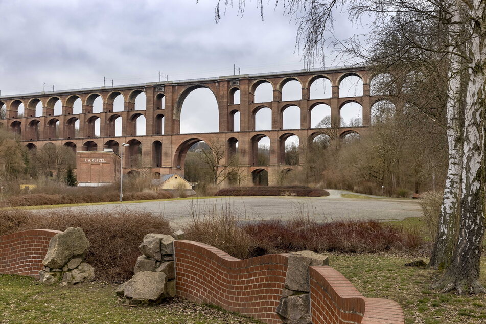 Die Göltzschtalbrücke ist das Wahrzeichen des Vogtlands. Die Region entwickelte sich im März zum bundesweiten Corona-Hotspot. Nun fallen die Zahlen.