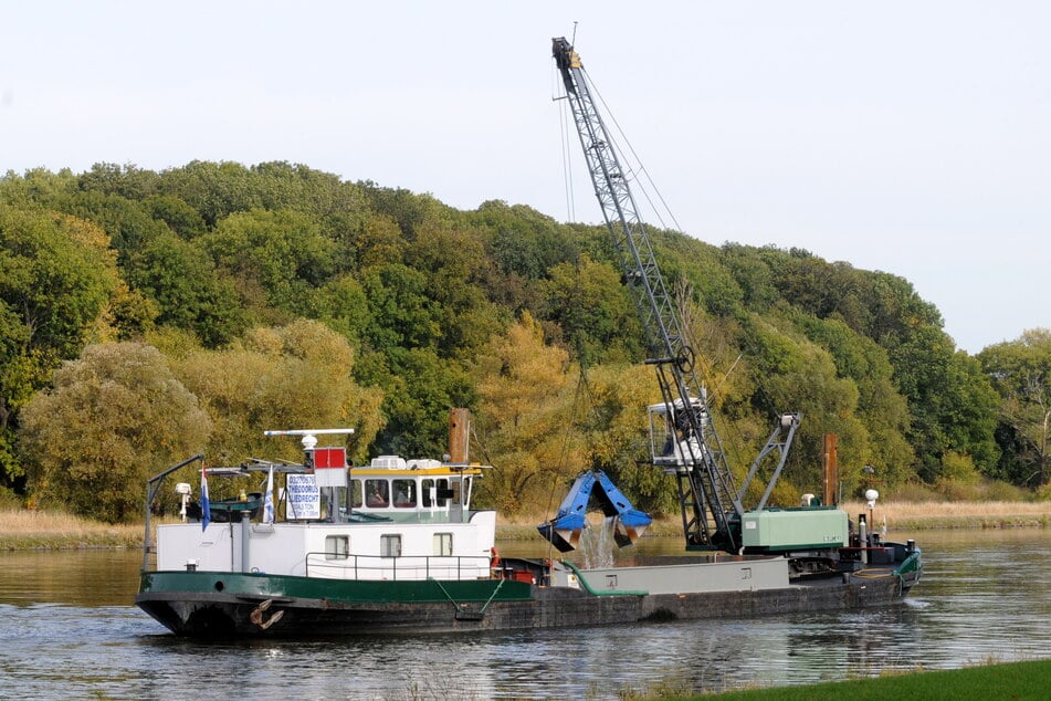 Ein Baggerschiff auf der Elbe beim Ausbuddeln der Fahrtrinne. Aus Sicht des sächsischen Infrastrukturministeriums braucht es für die langfristige verlässliche Unterhaltung der Wasserstraße belastbare Wasserstandsprognosen und eine enge Abstimmung mit Häfen, Wirtschaft und Tschechien.