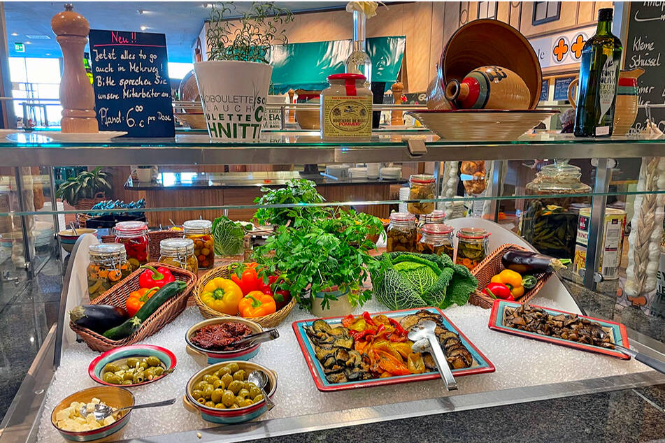 Im Restaurant von Möbel Mahler gibt's eine tolle Auswahl an Salaten, Snacks und Hauptgerichten zu super Preisen.