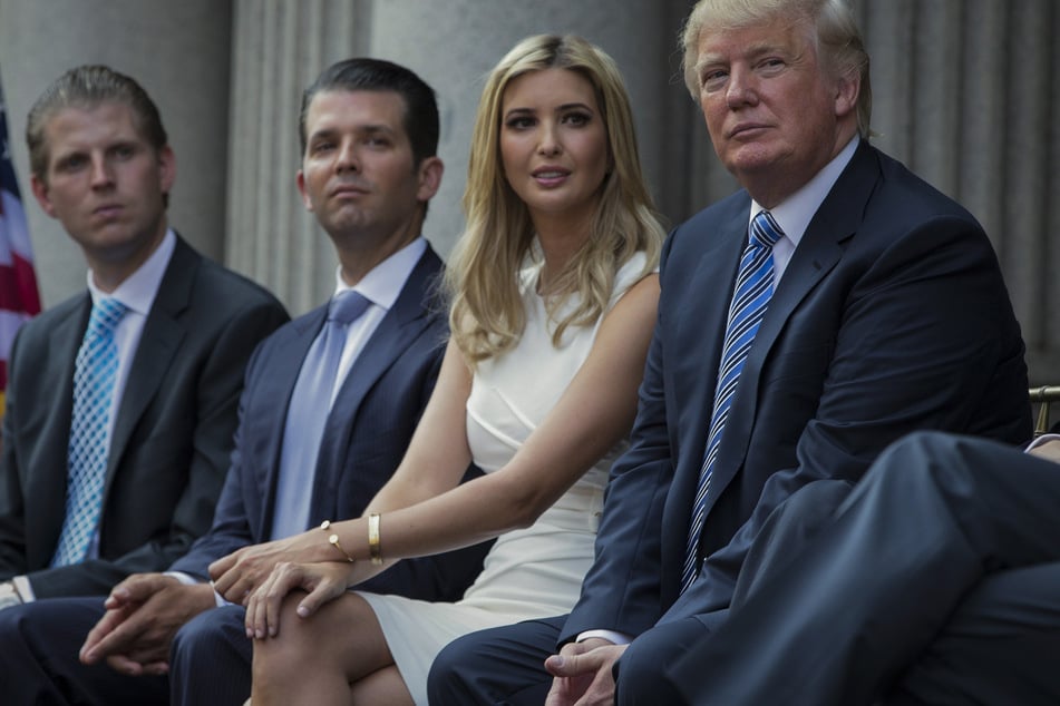 Eric Trump (39. v.l.n.r.), Donald Trump Jr. (45) und Ivanka Trump (42), die drei ältesten Kinder Trumps, sagten bereits in dem Prozess aus.