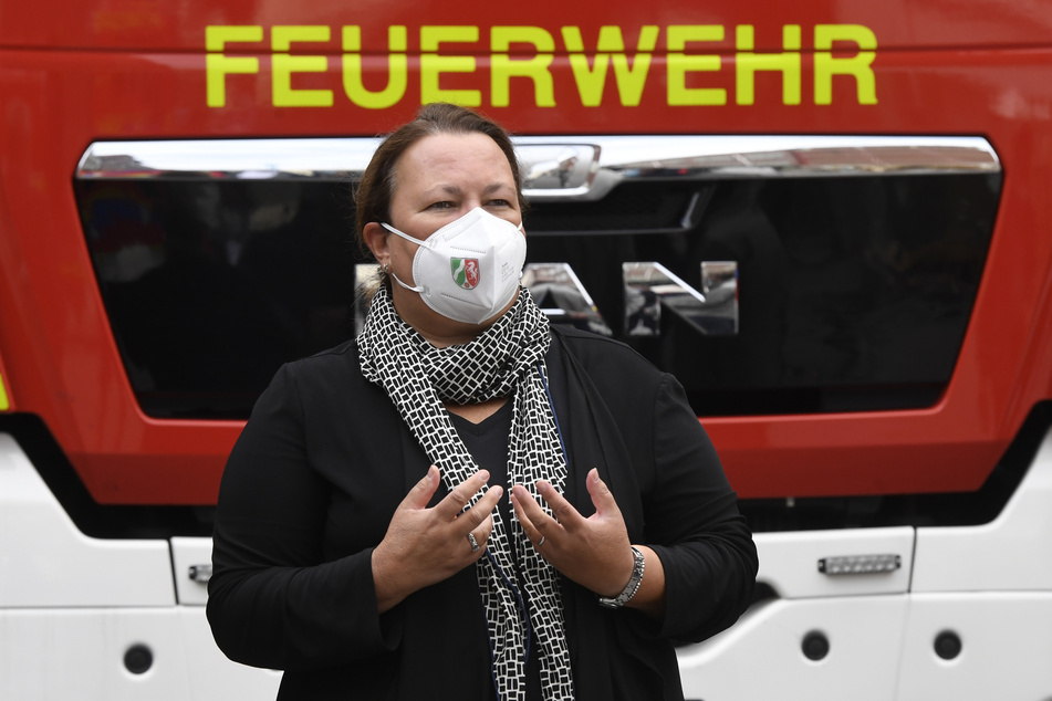 Umweltministerin Ursula Heinen-Esser (55, CDU) besuchte am Samstag den Unglücksort in Leverkusen und bekundete ihr Beileid.