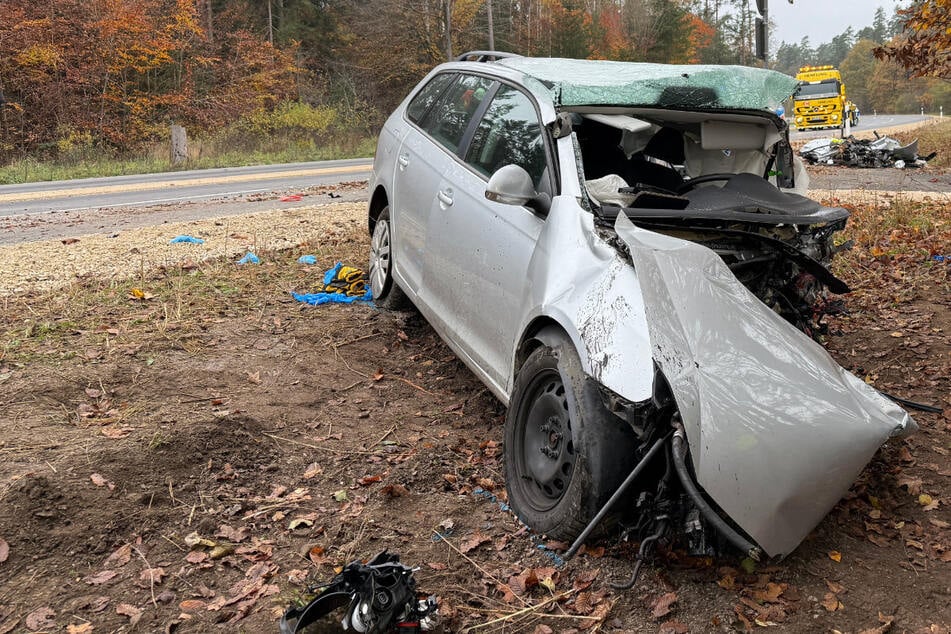 Auto kracht gegen Baum: Für Fahrer (†61) kommt jede Hilfe zu spät