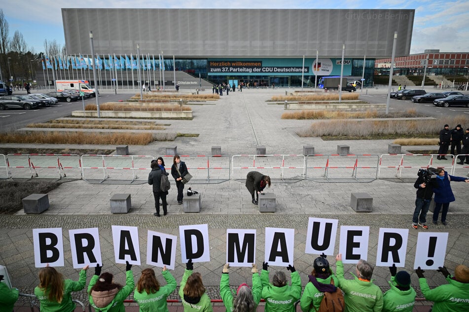 Demonstranten halten das Wort "Brandmauer!" hoch. Gehört die bereits der Vergangenheit an? (Archivfoto)