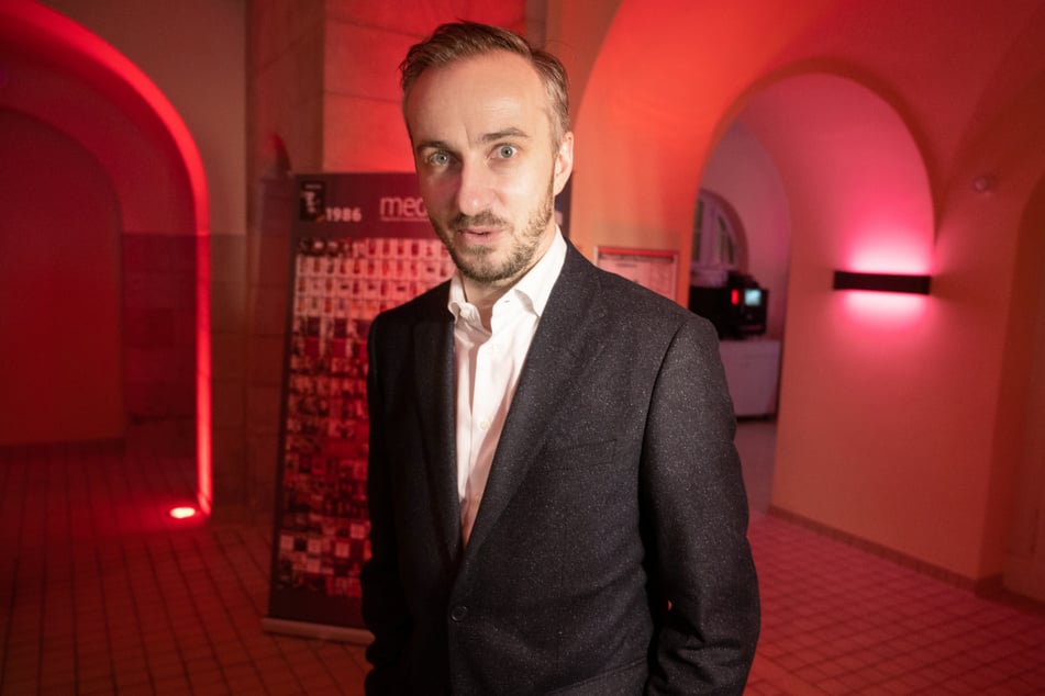 Jan Böhmermann (40) im Februar 2020 bei der Preisverleihung für die "Journalistinnen und Journalisten des Jahres 2019" in Berlin. (Archivbild)