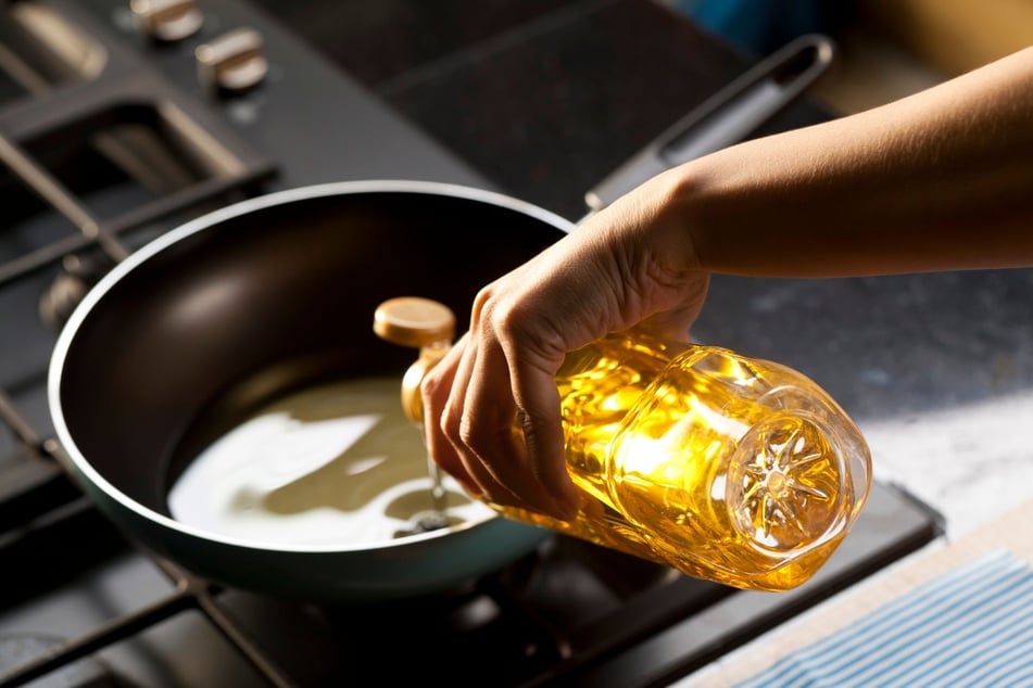 Um zum Braten verwendetes Speiseöl zu entsorgen, gibt es eine einfache Lösung.