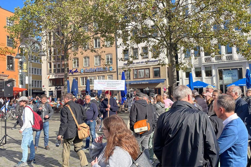 Auf dem Kölner Heumarkt versammelten sich am Samstag Hunderte Demonstranten.