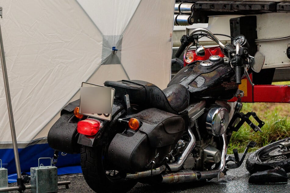 Der Lkw-Anhänger sei korrekt geparkt gewesen, sagt die Polizei. Warum der Motorradfahrer hineingekracht ist, ist nun Gegenstand der Ermittlungen.