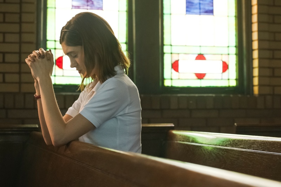 Alice (Natalia Dyer) ist hin- und hergerissen zwischen ihrer katholischen Erziehung und ihrer aufkeimenden Sexualität.