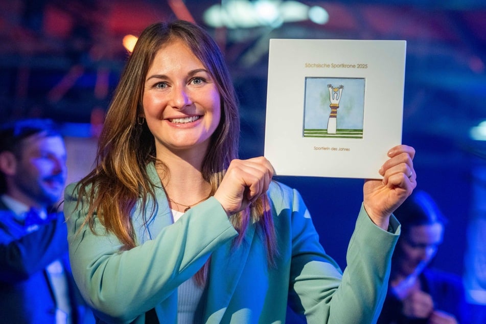 Julia Taubitz (30) nahm die Krone wieder mit viel Stolz entgegen.