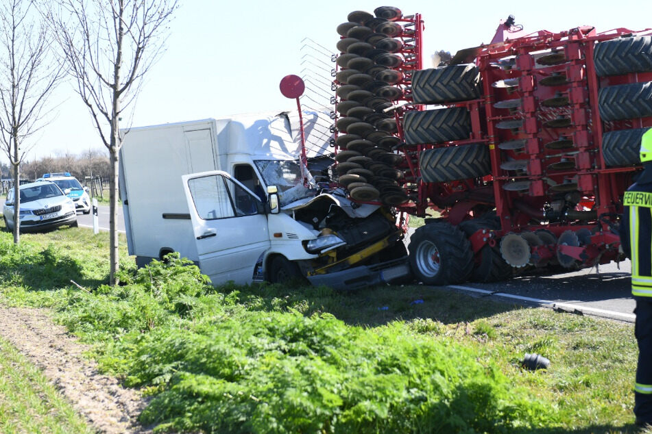Der Fahrer soll schwer verletzt worden sein.
