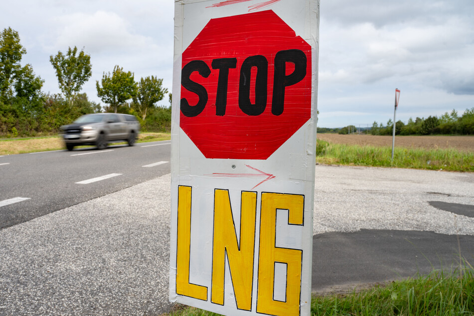 Kritiker befürchten durch das LNG-Projekt Schäden für die Umwelt und den Tourismus auf Rügen.
