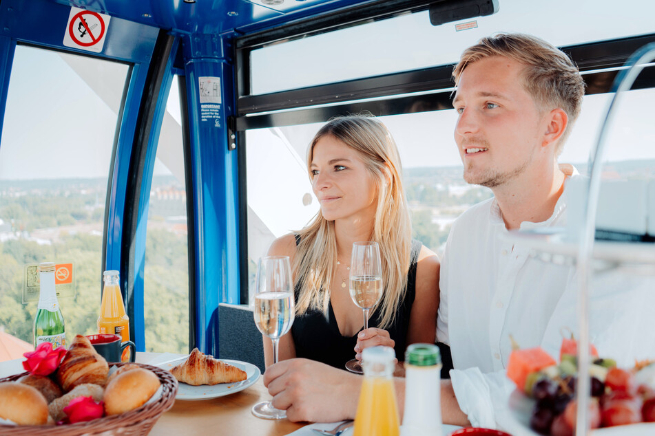 Wer den Ausblick länger als 12 Minuten genießen will, für den ist das Frühstück auf dem Wheel of Vision perfekt.