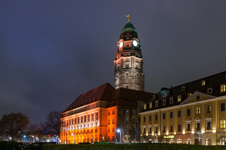 Das Dresdner Rathaus und der Turm werden wieder beleuchtet!