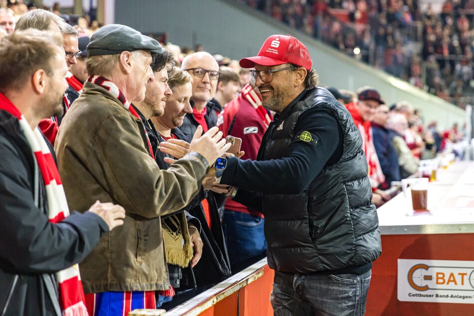 Vorfreude bei den 18.056 Fans und Cottbus-Trainer Pele Wollitz (61, r.) schon vor Anpfiff.