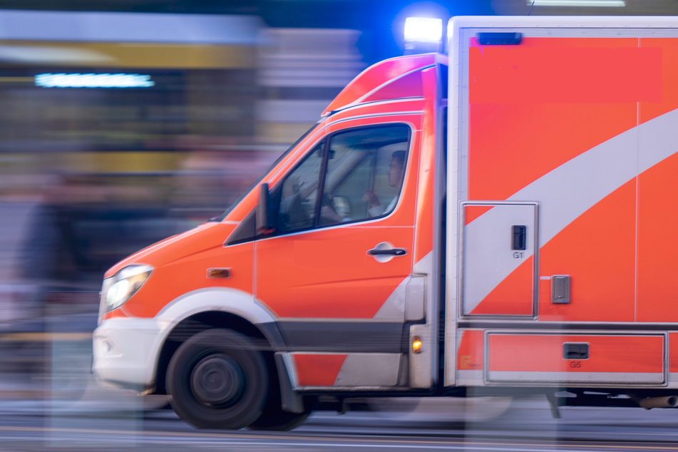 Heftiger Unfall: Krankenwagen kippt um, Mädchen (13) lebensgefährlich verletzt